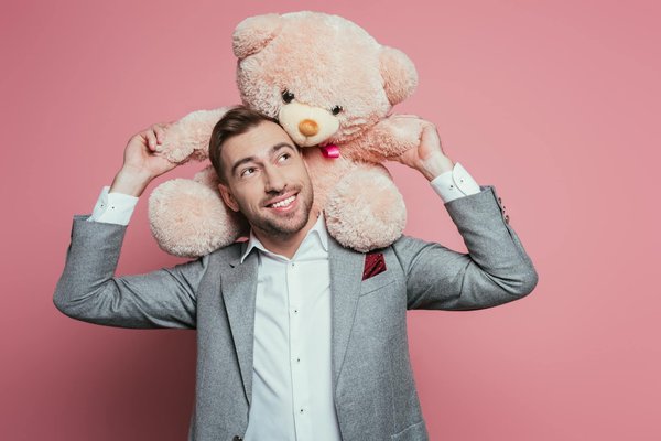 Comment personnaliser un ours en rose pour en faire un cadeau mémorable ?