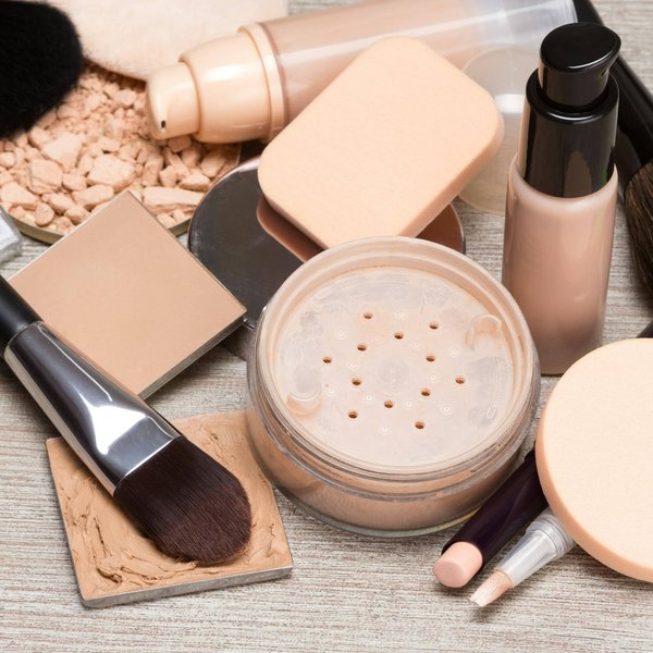 Khol en poudre vs eyeliner liquide : quel est le meilleur pour vous ?